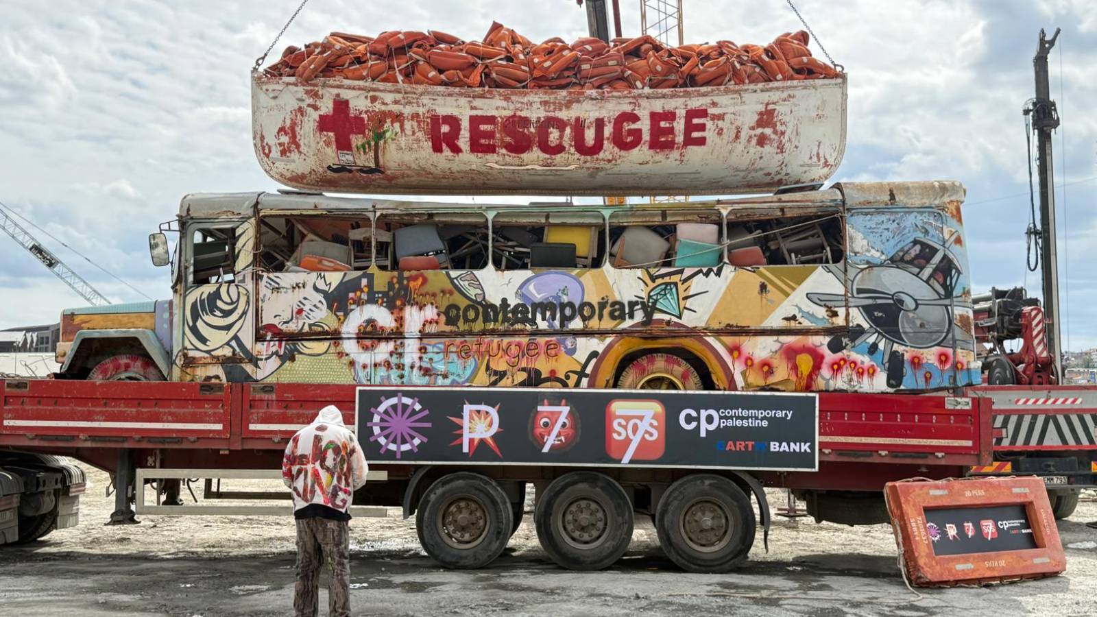 contemporary istanbulda kacak sokulan tir ve multeci botuyla filistin protestosu yapildi iste surpriz eylemden kareler ckzTkORi
