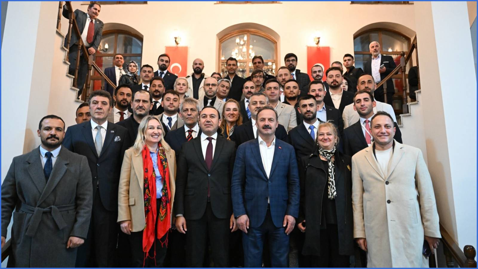 anahtar parti genel baskani agiralioglundan bahceliye bir kurucu onder var o da mustafa kemal ataturk XRWXdGD9.png