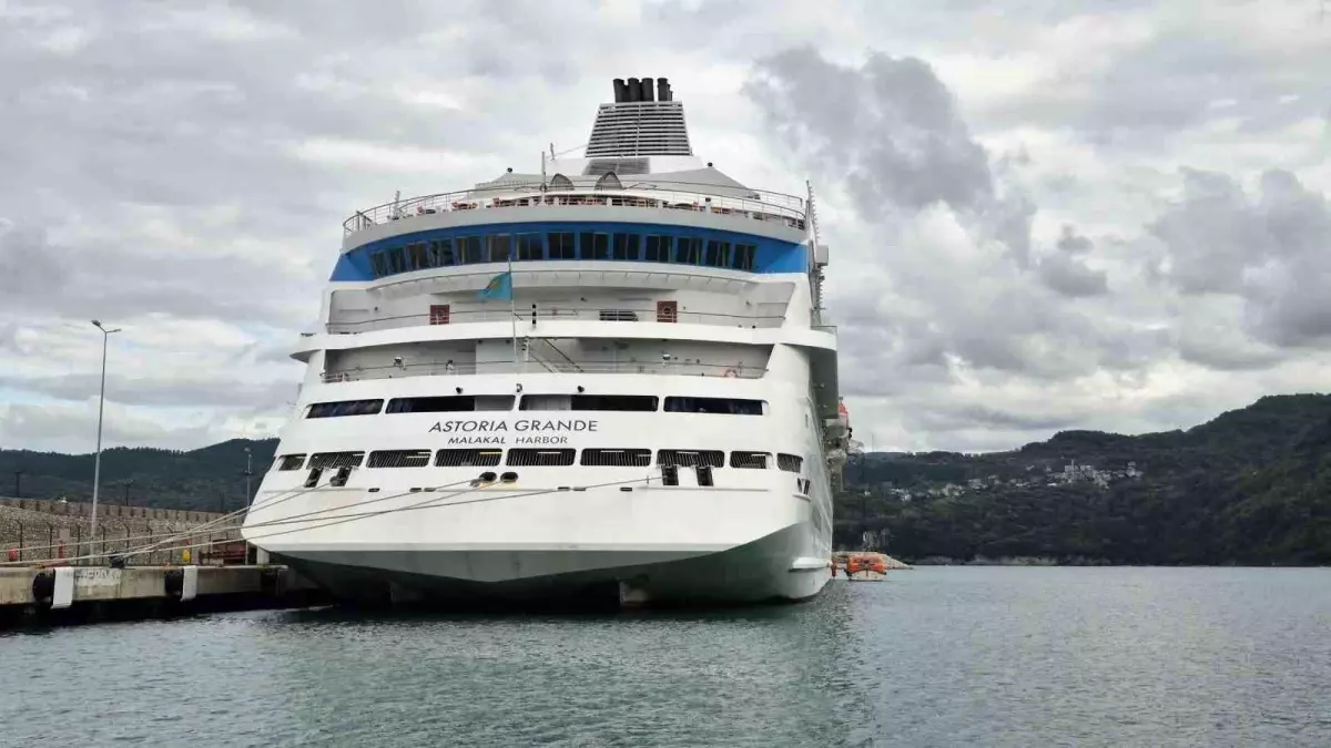 astoria grande gemisi amasra limaninda bakimda WxgU4d5X.jpg