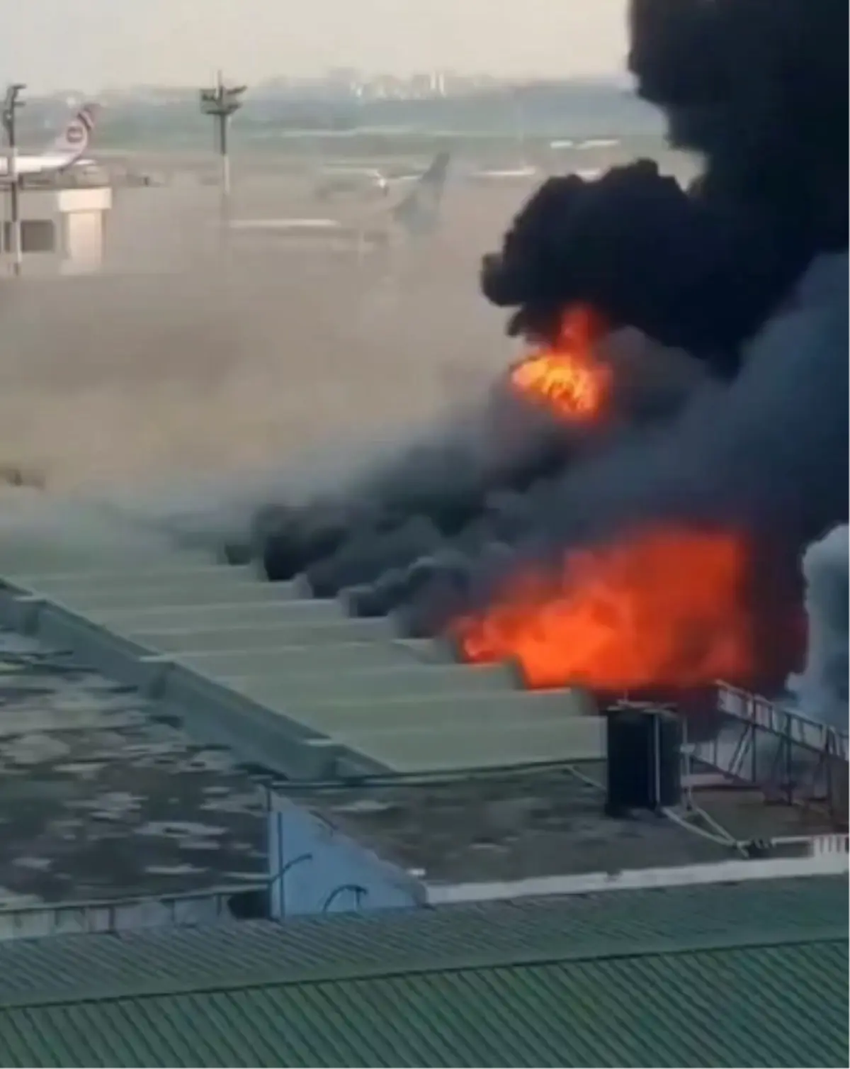 dakka havalimaninda yangin RTbvlYfY.jpg