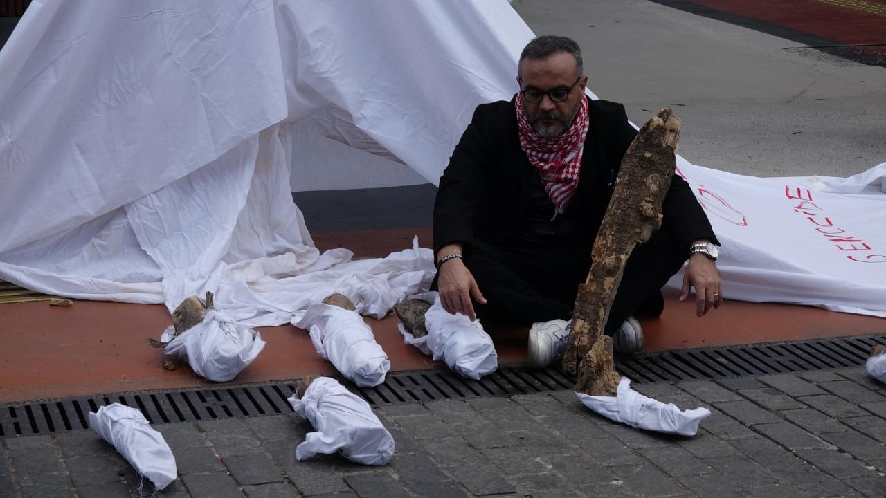 gazzede olen bebeklere dikkat cekmek icin kefenli eylem yapti Ojge1XW4