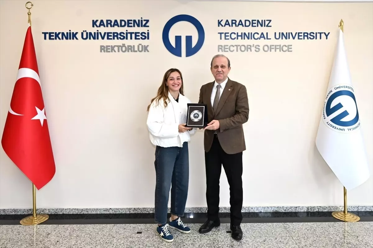 milli boksor buse naz cakiroglundan ktu rektorune ziyaret yhyteLvM.jpg