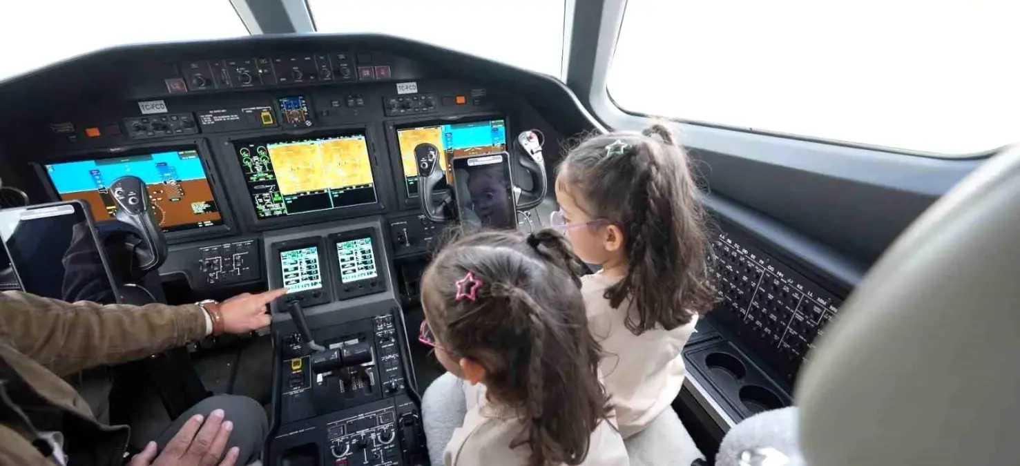 ulastirma bakani ucak inislerini izleyen ikiz kardesleri agirladi KGfLGxbI