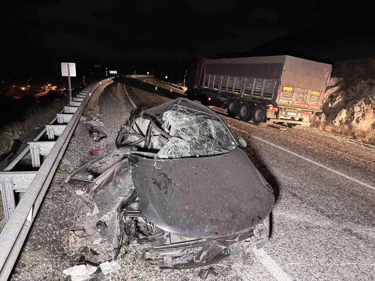 afyonkarahisarda otomobilin tira carpmasi sonucu 4 yarali qiN1zSuy.jpg