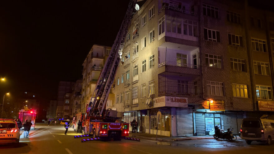 Kayseri’de Gece Yangın Korkusu: Apartman Sakinleri Balkona Çıktı