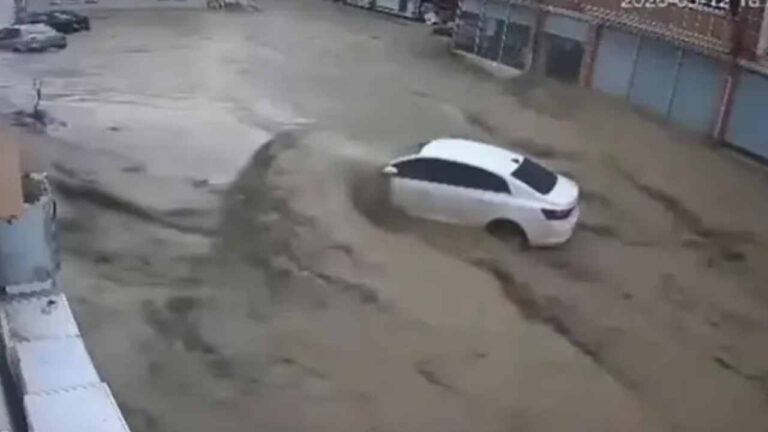 samsun-havzadaki-sel-kamerada-ne-var-ne-yok-onune-katti-goturdu-3jpCa82i